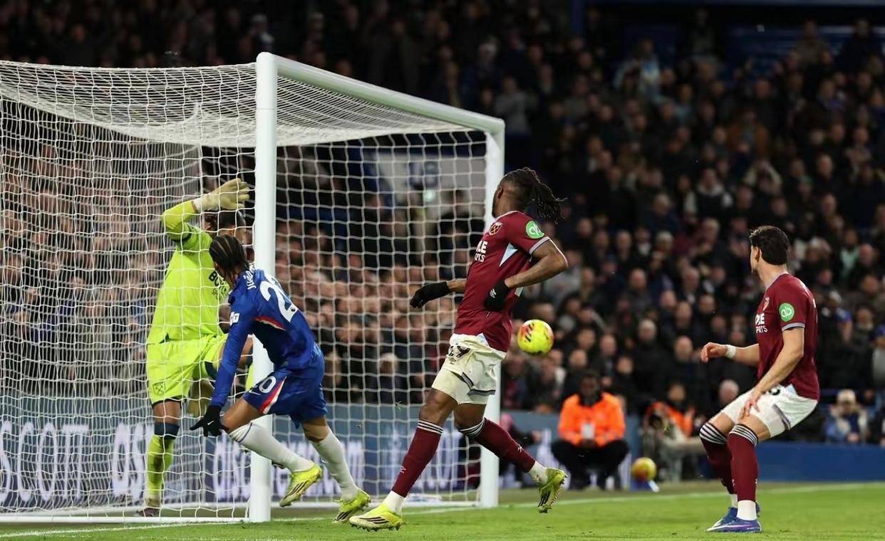 开云体育- 詹姆斯在切尔西比赛中绝杀,逆转引发热议的是谁 